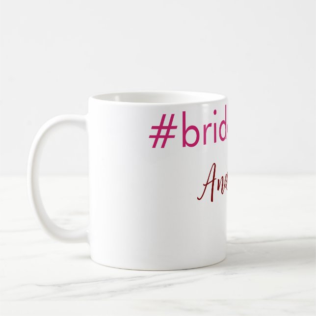 Bridesmaid Hashtag hellrosa fügen Name Brautstamm Kaffeetasse (Links)
