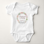 Bridesmaid in Ausbildung Rosa Blumenreath Niedlich Baby Strampler<br><div class="desc">Dieser niedliche Baby Body Anzug ist als Hochzeitsgeschenk für alle Ihre Hochzeitsreisenden konzipiert. Es zeichnet sich durch ein wunderschönes Design aus, mit einem Kranz aus rosa Aquarellfarben-Rose und Blüten und eleganten Schriftzeichen, die "Bridesmaid im Training" lesen. Unten ist Platz für ihren Namen. Wunderbare Geschenke für alle Brautjungfrauen, Trauzeugen oder Familienmitglieder,...</div>
