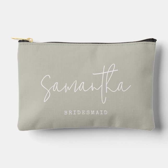 Bridesmaid Individuelle Name Script Neutral Sage G Zubehörtasche (Vorderseite)