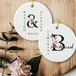 Bridesmaid Keepake Boho Floral Letter Keramik Ornament<br><div class="desc">Verzierung, um für Ihre Brautjungfrau zu personalisieren. Bridesmaid wird mit neutralen Boho Blumenbriefen und handgeschriebenen Schriften geschrieben. Sie können auch den Namen der Braut und Bräutigam und ihren Hochzeitstag hinzufügen, der einen koordinierenden Blumenampersand umrahmt. Eine schöne Hochzeitsfeier, die für eine Hochzeit im Herbst, eine Blumenhochzeit, eine Hochzeitsfeier oder ein anderes...</div>