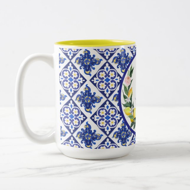 Bridesmaid Lemons Blue Italian Tiles Brautparty Zweifarbige Tasse (Links)