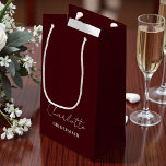 Bridesmaid Minimalist Script | Deep Burgundy Kleine Geschenktüte<br><div class="desc">Give your bridesmaids a personalized touch with our Bridesmaid Minimalist Script Deep Burgundy Small Gift Bag. This elegant bag can be customized with their name,  making it a special gift they'll cherish long after your big day.</div>