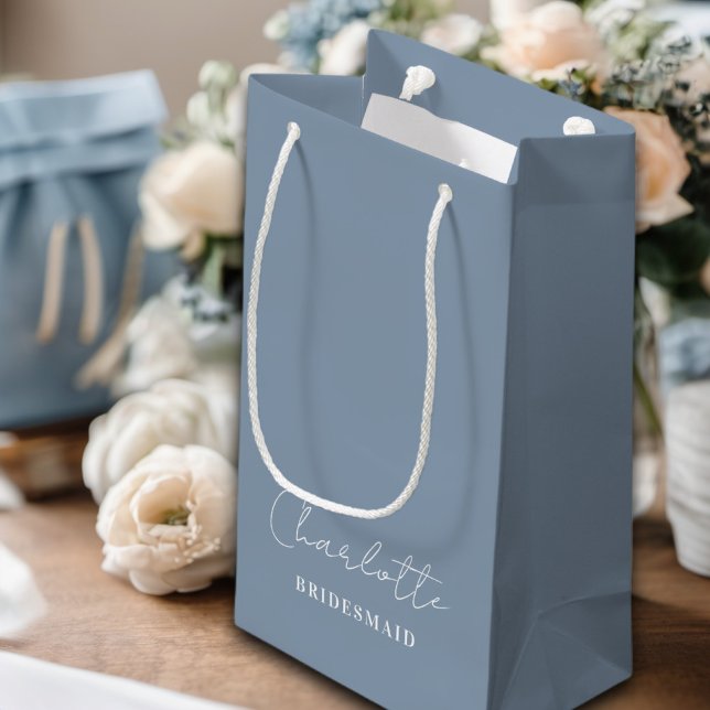 Bridesmaid | Minimalistisches Script Dusty Blue Kleine Geschenktüte (Von Creator hochgeladen)
