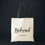Bridesmaid mit schwarzer Hand I Personalisiert Tragetasche<br><div class="desc">Maßgeschneiderte Totentasche mit Bridesmaid. Moderne und klassische Totentasche mit schwarzer Hand-Schrift "Bridesmaid". Personalisieren Sie diese,  indem Sie den Namen des Empfängers,  den Hashtag der Hochzeit oder andere Details hinzufügen. Ideal als Geschenk für Ihre Hochzeitsfeier oder Ihr Brautparty.</div>