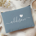 Bridesmaid Modern Script Dusty Blue Heart Zubehörtasche<br><div class="desc">Dieser elegante Accessoires-Beutel besticht durch einen stilvollen, staubblauen Hintergrund, der mit einem modernen Script-Schriftart mit einem personalisierten Namen und einem charmanten Herzdesign geschmückt ist. Die weiche, feminine Farbe und die ausgeklügelte Typografie machen sie zu einem perfekten Accessoire für Brautmädchen oder alle, die elegante und trendige Designs schätzen. Die vielseitige Anwendung...</div>