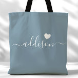 Bridesmaid Modern Script Heart Dusty Blue<br><div class="desc">Diese schicke Tote-Tasche ist mit einem wunderschönen Dusty Blue-Hintergrund, einem modernen Script-Schriftart und einem zarten Herzdesign geschmückt. Die weiche, elegante Farbe und die ausgeklügelte Typografie machen sie zu einem idealen Accessoire für Brautmädchen oder alle, die stilvolle und trendige Designs Liebe haben. Dieser Totbeutel ist ideal für den Transport von Wesensstücken...</div>