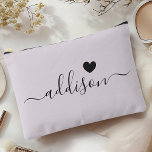 Bridesmaid Modern Script Lavender Gray Heart Zubehörtasche<br><div class="desc">Dieser elegante Accessoires-Beutel besticht durch einen eleganten Lavendelgrauen Hintergrund, der mit einem modernen Script-Schriftart mit einem personalisierten Namen und einem charmanten Herzdesign geschmückt ist. Die weiche, feminine Farbe und die ausgeklügelte Typografie machen sie zu einem perfekten Accessoire für Brautmädchen oder alle, die elegante und trendige Designs schätzen. Die vielseitige Anwendung...</div>