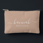 Bridesmaid Moderne Minimal Script Kosmetik Zubehörtasche<br><div class="desc">Diese Bridesmaid-Accessoires-Tasche enthält eine handgeschriebene weiße Schrift-Typografie mit Wimpern auf einem bräunlichen Hintergrund. Präsentieren Sie Ihre Brautjungfrauen mit einer Toilettentasche für ihr Schminken und kleinen Gegenständen,  die traditionell am Probe-Dinner präsentiert werden,  für den Einsatz am frühen Morgen vor der Hochzeit.</div>