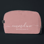 Bridesmaid Moderne Minimal Script Kosmetische Toil Waschbeutel<br><div class="desc">Diese Bridesmaid-Accessoires-Tasche enthält eine handgeschriebene weiße Skripttypografie mit Schlaganfällen auf einem staubigen rosa Hintergrund. Präsentieren Sie Ihre Brautjungfrauen mit einer Toilettentasche für ihr Schminken und kleinen Gegenständen,  die traditionell am Probe-Dinner präsentiert werden,  für den Einsatz am frühen Morgen vor der Hochzeit.</div>