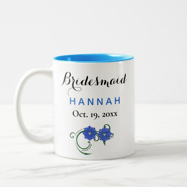 Bridesmaid Moderne Typografie Blaue Blumen Hochzei Zweifarbige Tasse (Links)