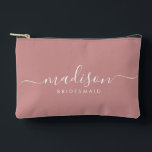 Bridesmaid Modernes Minimales Skript Dusty Pink Zubehörtasche<br><div class="desc">Diese Bridesmaid-Accessoires-Tasche enthält eine handgeschriebene weiße Skripttypografie mit Schlaganfällen auf einem staubigen rosa Hintergrund. Präsentieren Sie Ihre Brautjungfrauen mit einer Toilettentasche für ihr Schminken und kleinen Gegenständen,  die traditionell am Probe-Dinner präsentiert werden,  für den Einsatz am frühen Morgen vor der Hochzeit.</div>