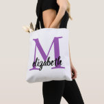 Bridesmaid Modernes Minimalistisches Drehbuch Bach<br><div class="desc">Einfache Tasche ist personalisiert mit einem großen Monogramm Initial - wählen Sie Ihren Vor- oder Nachnamen aus - lila und Ihren Vornamen in schicker Schrift. Ideal für sich selbst,  für Ihre Brautjungfrauen,  Junggeselinnen-Abschied oder für jeden Anlass. MEHR Farben in unserem Geschäft.</div>