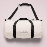 Bridesmaid | Modernes Minimalistisches Script Rosa Duffle Bag<br><div class="desc">Dieses Bridesmaid Custom Design verfügt über eine handgeschriebene Skripttypografie auf einem rot-rosa Hintergrund. Sie können den Namen und den Titel ganz einfach personalisieren oder Ihre eigene Nachricht hinzufügen! Das perfekte elegante Accessoire für einen Bachelorette oder einen Bridesmaid-Vorschlag!</div>