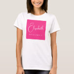 Bridesmaid Name Script Junggeselinnen-Abschied Wom T-Shirt<br><div class="desc">Benutzerdefiniert Bildtext hier Bekleidungsvorlage Personalisierte Vorderseite Design Drucken Frauen's rosa Weiß Junggeselinnen-Abschied Bridesmaid Skriptname Basic T - Shirt.</div>