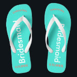 Bridesmaid NAME Turquoise Blue Flip Flops<br><div class="desc">Heller türkisfarbener Hintergrund mit Bridesmaid in weißem Text. Name und Datum der Hochzeit ist hübsche Koralle. Personalisieren Sie die Namen Ihrer Brautmädchen in groben Großbuchstaben. Hübsches Strandziel Flip Flops als Teil der Hochzeitsfeier Gefallen. Originale Entwürfe von TamiraZDesign.</div>