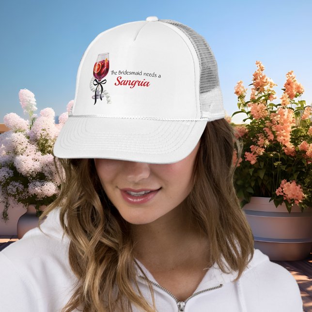 Bridesmaid Needs a Sangria bachelorette bridte Truckerkappe (Bride Needs a Sangria bachelorette bridal shower Trucker Hat)