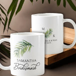 Bridesmaid Palm Leaf Brautparty Personalisiert Kaffeetasse<br><div class="desc">Brautparty Geschenkidee Tasse für Ihre Brautjungfrau - oder für jeden in Ihrer Hochzeitsfeier. Bridesmaid wird in Wirbler handgeschriebener Kalligrafie geschrieben und kann durch Eingabe des Designwerkzeugs leicht auf eine andere Rolle umgeschaltet werden. Das Design umfasst ein tropisches Palmenblatt in Aquarellfarbe, das auch im Monogramm-Motiv mit den Initialen, Namen und Hochzeitstag...</div>