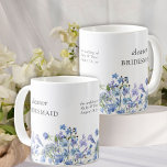 Bridesmaid Periwinkle Wildblume Elegante Kaffeetasse<br><div class="desc">Bridesmaid Tasse personalisiert mit Namen und Hochzeitsdetails und verziert mit Aquarell-Wildblumen. Ändern Sie die Rolle, um ein Sake-Geschenk für alle Damen in Ihrer Hochzeitsfeier zu schaffen. Dieses hübsche Blumendesign hat zarte und feminine wilde Blume in einer romantischen, sanften Palette von Lilien, Perwinkeln, blassem lila, Lavendel und Blau. Ideal für Frühjahr...</div>