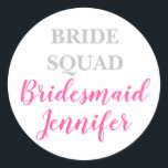 Bridesmaid Pink Individuelle Name Wedding Bachelor Runder Aufkleber<br><div class="desc">Schöne Kalligraphie,  rosa Bridesmaid Papieraufkleber. Ideal für Hochzeitsaufkleber. Brautkommando.</div>