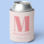 Bridesmaid Pink Monogram Name Dosenkühler<br><div class="desc">Moderne Typografie minimalistisches Monogramm Namensdesign,  das auf Personalisierung umgestellt werden kann. Ideal,  um Ihrer Bridesmaid für all ihre Hilfe und Unterstützung zu danken,  um Ihre Hochzeit phantastisch zu machen. Ideal für das Wochenende in Bachelorette oder Hen Party oder für Brautparty Geschenke.</div>