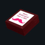 Bridesmaid Pink Mustache Keepake Box Geschenkbox<br><div class="desc">Dieses mustach-Design ist ideal für Paare,  die gewollt haben,  eine Touch Spaß und Persönlichkeit in ihr Hochzeitsgeschoss zu bringen. Das Design könnte auch für eine Vielzahl von Produkten wie Gastgeschenke,  Dekorationen und andere Hochzeitszubehör verwendet werden. Das kühne Farbschema und die grafischen Elemente werden das Design auffallen lassen.</div>
