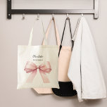 Bridesmaid rosa Bogen Tragetasche<br><div class="desc">Die Einrichtung ist mit einem großen rosa Bogen geschmückt. Personalisieren Sie den Namen Ihrer Brautjungfrau und fügen Sie ihn hinzu.</div>