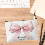 Bridesmaid rosa Bogen Zubehörtasche<br><div class="desc">Weißer Hintergrund. Die Einrichtung ist mit einem großen rosa Bogen geschmückt. Personalisieren Sie den Namen Ihrer Brautjungfrau und fügen Sie ihn hinzu.</div>
