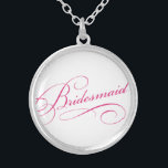 Bridesmaid rosa elegante Typografie Versilberte Kette<br><div class="desc">Sie werden die Bridesmaid sein! Fügen Sie dieses lustige Gesprächsstück Ihrem alltäglichen Outfit hinzu.</div>