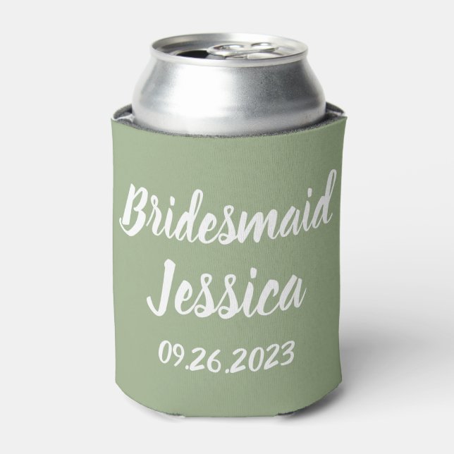 Bridesmaid Sage Green Elegante Script Hochzeiten Dosenkühler (Kanne Vorderseite)