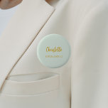 Bridesmaid sage Green name Button<br><div class="desc">Eine sage grüne Hintergrundfarbe. Personalisieren Sie den Namen Ihrer Brautjungfrau und fügen Sie ihn hinzu. Goldenes handgeschriebenes Stylesheft.</div>