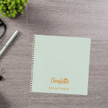 Bridesmaid Salbei grün Notizbuch<br><div class="desc">Eine sage grüne Hintergrundfarbe. Personalisieren Sie den Namen Ihrer Brautjungfrau und fügen Sie ihn hinzu. Goldenes handgeschriebenes Stylesheft.</div>