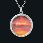 Bridesmaid Sunset Sky Orange Abstraktes Geschenk G Versilberte Kette<br><div class="desc">Gedruckt mit abstrakter Kunst des Sonnenuntergangs Himmel mit Textvorlage für "Bridesmaid"! Das ist ein wunderschönes Geschenk oder Gastgeschenk für Brautmädchen. Sie können den Text ändern,  wenn Sie es wünschen,  wenn Sie dies einem anderen als einer Brautjungfrau gewollt haben,  z.B. Blume,  Brautmutter usw.</div>
