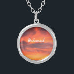 Bridesmaid Sunset Sky Orange Abstraktes Geschenk G Versilberte Kette<br><div class="desc">Gedruckt mit abstrakter Kunst des Sonnenuntergangs Himmel mit Textvorlage für "Bridesmaid"! Das ist ein wunderschönes Geschenk oder Gastgeschenk für Brautmädchen. Sie können den Text ändern,  wenn Sie es wünschen,  wenn Sie dies einem anderen als einer Brautjungfrau gewollt haben,  z.B. Blume,  Brautmutter usw.</div>