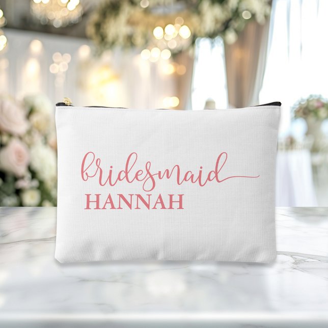 Bridesmaid - Team Bride! Geschenkname Zubehörtasche ("This Bridesmaid / Team Bride accessory and makeup bag showcases a sleek pink script font with elega)