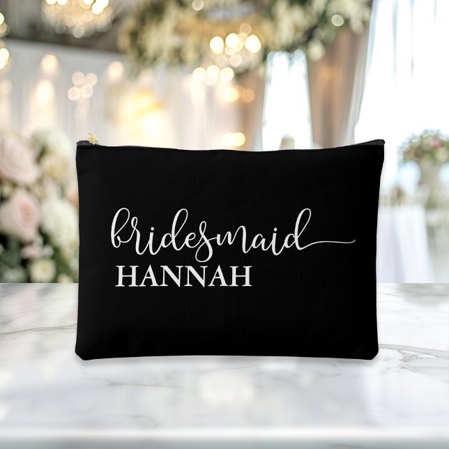 Bridesmaid - Team Bride! Geschenkname Zubehörtasche ("This Bridesmaid / Team Bride accessory and makeup bag showcases a sleek white script font with eleg)
