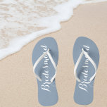 Bridesmaid Trendy Dusty Blue Color Flip Flops<br><div class="desc">Verschenken Sie Ihre Hochzeitsjungfrauen mit diesen stylistischen Flip Flops,  die eine trendige,  staubige blaue Farbe sind,  zusammen mit einem weißen,  stilisierten Skript,  um Ihr ähnliches Hochzeitsfarbschema zu ergänzen. Wählen Sie die Größe des Fußes zusammen mit anderen Optionen. Sie können Ihre Flip-Flops anpassen,  um die Farbe an Ihre Wünsche anzupassen.</div>