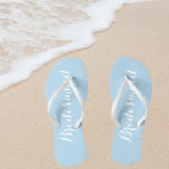 Bridesmaid Trendy Light Blue Flip Flops<br><div class="desc">Gönnen Sie Ihren Hochzeitsjungfrauen diese stilvollen Maid-Flip-Flops,  die eine trendige,  hellblaue Farbe mit weißem,  stilisiertem Skript sind,  um Ihr ähnliches Hochzeitsfarbschema zu ergänzen. Wählen Sie die Größe des Fußes zusammen mit anderen Optionen.</div>