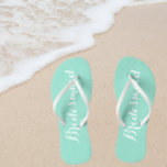 Bridesmaid Trendy Seafoam Color Flip Flops<br><div class="desc">Gönnen Sie Ihren Hochzeitsjungfrauen diese stilvollen Maid-Flip-Flops,  die eine trendige Meeresfrüchte-Farbe sind,  zusammen mit einem weißen,  stilisierten Skript,  um Ihr ähnliches Hochzeitsfarbschema zu ergänzen. Wählen Sie die Größe des Fußes zusammen mit anderen Optionen. Sie können Ihre Flip-Flops anpassen,  um die Farbe an Ihre Wünsche anzupassen.</div>