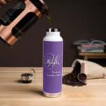 Bridesmaid Vielen Dank, dass Sie Chic Monogram Nam Trinkflasche<br><div class="desc">Hochzeitsfeier Geschenke Bridesmaid Vielen Dank Geschenk Chic Monogram und Bridesmaid Name Coole Lila Wasserflasche. Fügen Sie diese besondere Touch mit einem Dankeschön mit Monogramm Geschenk speziell für Ihre Bridesmaid hinzu. Klicken Sie auf diese Vorlage personalisieren, um sie mit Ihrem eigenen Vornamen in Bridesmaids Monogramm, dem Vornamen Ihrer Bridesmaids und dem...</div>