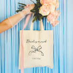 Bridesmaid | Wählen Sie eine Farbe Coquette Bogen Tragetasche<br><div class="desc">Diese stylische,  skurrile Tasche sagt "Bridesmaid" in schicker,  handgeschriebener Schrift mit einem illustrierten Coquette-Bogen und einem Platz für ihren Namen. Sie können die Tasche anpassen,  indem Sie eine beliebige Farbe für den Text und den Bogen auswählen,  sodass Ihre Hochzeitsfeier passen kann.</div>