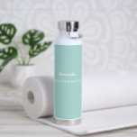 Bridesmaid Wasserflasche Trinkflasche<br><div class="desc">Diese isolierte Wasserflasche ist in Weiß mit einem individuelle Name mit einem überragenden Inhalt dargestellt. Farbakzent Licht Aquamarin Passen Sie dieses Element an und ändern Sie den Beispielnamen in Ihren Namen.</div>