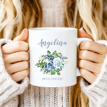 Bridesmaid Watercolor Floral Dusty Blue Wedding Kaffeetasse<br><div class="desc">Diese hübsche Tasse mit Blumenüberdacht besticht durch ein wunderschönes Blumenstrauß in Blautönen. Passen Sie es an mit dem Namen der Trauzeugin in der modernen dustigen blauen Kalligraphie-Skript oben,  und dem Wort "Bridesmaid" in staubblauen Serif-Schriftart unten.</div>