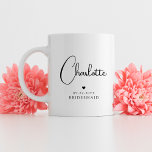 Bridesmaid Wedding Simple Modern Script Name Kaffeetasse<br><div class="desc">Bridesmaid Wedding Simple Modern Calligraphy Script Personalisiert Name Coffee Tasse zeigt den Namen Ihrer Brautjungfrau in elegantem, schwarzen Kalligraphieskript, das mit einem einfachen Liebe-Herz mit dem Zusatz Ihres eigenen Textes, wie das Datum und Bridemaid. Text- und Herzfarben können im Editor so angepasst werden, dass sie die jeweilige Farbeinstellung Anzug haben....</div>