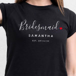 Bridesmaid Wedding T-Shirt<br><div class="desc">Das stilvolle Typografie-Skript "Bridesmaid" mit niedlicher,  kleiner,  roter Liebe und einem vollen Anhaltspunkt für jede Brautjungfrau ist das unterhaltsame und moderne Design. Das Design ist einfach zu personalisieren mit einem Namen und etablierten Hochzeitstag und wird der perfekte Sake von Ihrem besonderen Tag.</div>
