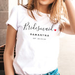 Bridesmaid Wedding T-Shirt<br><div class="desc">Das stilvolle Typografie-Skript "Bridesmaid" mit niedlicher,  kleiner,  roter Liebe und einem vollen Anhaltspunkt für jede Brautjungfrau ist das unterhaltsame und moderne Design. Das Design ist einfach zu personalisieren mit einem Namen und etablierten Hochzeitstag und wird der perfekte Sake von Ihrem besonderen Tag.</div>