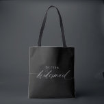 Bridesmaid's Gift Wedding Party Moderne Minimalist<br><div class="desc">Lassen Sie sich von unserer Personalisierten Bridesmaid Tote Bag verzaubern - ein zeitloser Ausdruck der Wertschätzung und ein Symbol für gepflegte Momente. Diese Tasche ist schlicht und elegant gestaltet und bietet moderne romantische Kalligraphie, die "Bridesmaid" in exquisiter, weißer Schrift, die auf Perfektion zugeschnitten ist, Zauber. Schwarz und Weiß konvergieren in...</div>