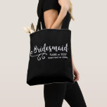Bridesmaier Wedding Tote Bag | Fun Swirl Script<br><div class="desc">Deine Bridesmaier werden diese personalisierte Totttasche Liebe! Doppelseitig, Ein lustiger trendiger Skript-Schriftart und Swirl ist über zwei Zeilen Text positioniert - fügen Sie den Namen Ihrer Brautjungfrau, Hochzeitstag, Ort, etc. Ändern Sie die Hintergrundfarbe, um Ihre Hochzeitsfarben anzupassen - klicken Sie einfach auf Anpassen und dann die kleine Augenklappe. Zeitlos und...</div>