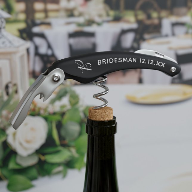 Bridesman Modern Wedding Party Gefallen Kellnermesser (Bridesman Modern Wedding Party Favour Corkscrew. Just add their initial and your wedding date)