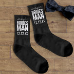 Bridesman Name Wedding Date Brautparty Black Socken<br><div class="desc">Welcher Bridesman würde nicht als Dankeschön ein Paar personalisierte schwarze Hochzeitssocken Liebe geben? Ich kenne keinen,  der das nicht tun würde. Fügen Sie seinen Namen und Ihr Hochzeitstag hinzu und machen Sie sich bereit für das Aussehen der Freude auf seinem Gesicht.</div>