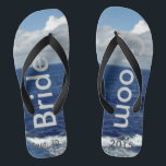 Bridge Groom Ocean Waves Blue Sky Flip Flops<br><div class="desc">Mein Original Fotografie & Grafik Design. Ein einzigartiger Bräuner Flip Flops nach Maß. Hübscher blauer Himmel mit flauschigen weißen Wolken, blauem Meer und weißen Schaumwellen. Unisex Flip Flops mit Braut und Bräutigam geschrieben in einem silberfarbigen Text, und Datum der Ehe in dunkelgrauem Text. PERSONALISIEREN Sie mit Ihrem Hochzeitstag (oder löschen...</div>